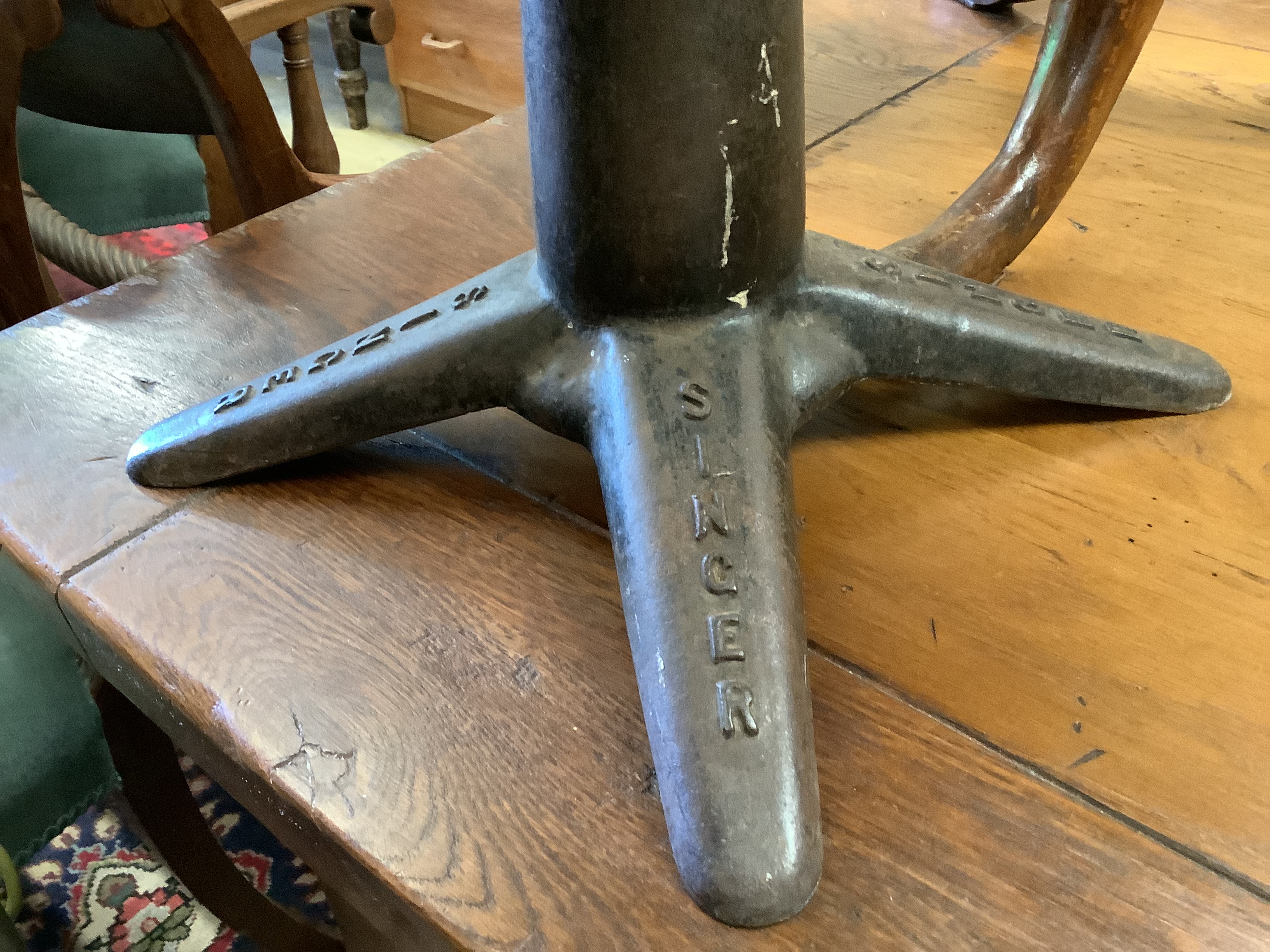 A vintage cast iron Singer stool and an industrial style floor lamp (2)